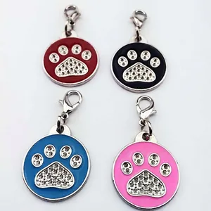 Lot de quatre médailles pour animaux à empreinte de patte en rouge, noir, bleu et rose