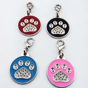 Lot de médailles pour animaux en forme de patte quatre couleurs avec strass et fermoir homard