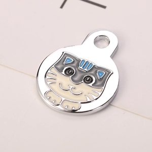 Détail du pendentif chat rond en alliage de zinc avec motif de chaton gris émaillé