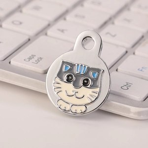 Vue rapprochée du pendentif tête de chat en alliage argenté avec émail pour animaux