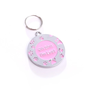 Détail du médaillon rose pour chien avec empreintes de pattes et gravure drôle