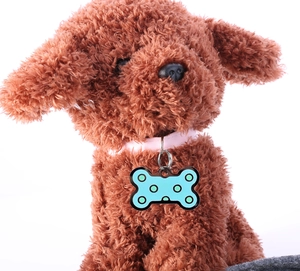 Dettaglio della medaglietta per cani a forma di osso blu con collare rosa