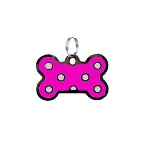 Dettaglio macro della piastrina per animali a forma di osso in rosso rosa a pois rosa