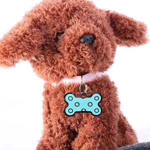 Medaglietta per cani a forma di osso blu con pois verdi su un collare rosa