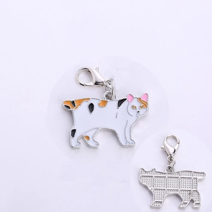 Calico-Katzen-Emaille-Anhänger mit silberner Rückseite und Karabinerverschluss