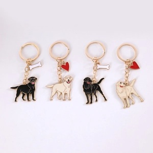 Détail de porte-clés Labrador en émail avec pendentifs en forme d'os et de cœur