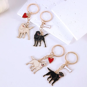 Détail de porte-clés émaillés Labrador et Golden Retriever avec pendentifs cœur et os dorés