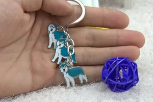 Gedetailleerde macro-opname van de driedelige husky hond metalen sleutelhanger