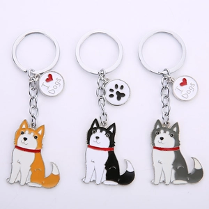 Vue détaillée de trois porte-clés husky en émail avec breloques métalliques I Heart Dogs