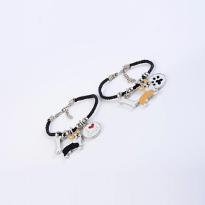 Detail van geweven hondenarmbanden met Corgi-bedeltjes en I Heart Dogs gegraveerde hanger