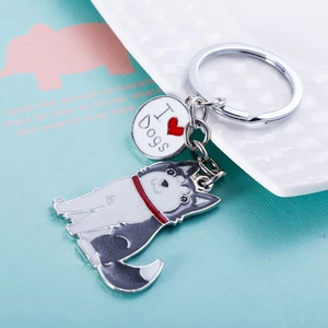 Gros plan du porte-clés husky dessin animé avec anneau argenté et pendentif I Love Dogs