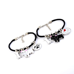 Detail van de gevlochten Franse Bulldog armband met botbedeltje en I Heart Dogs hanger