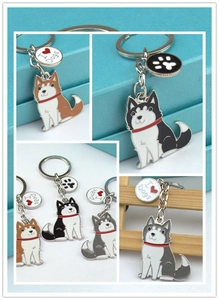Détail de porte-clés husky en émail en marron, noir et gris avec des breloques de chien