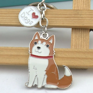 Vue détaillée du porte-clés Husky en émail avec badge I Love Dogs sur du bois