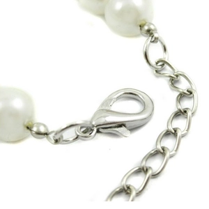 Cute pet necklace featuring white pearls, silver lobster clasp and adjustable metal chain