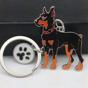 Porte-clés Doberman en métal émaillé avec petit pendentif motif empreinte de patte