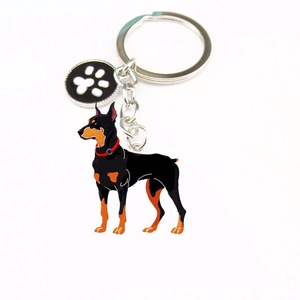 Porte-clés chien Dobermann dessin animé avec breloque patte noire et anneau en métal