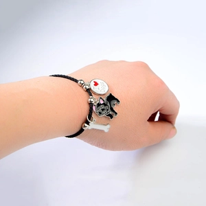 Franse Bulldog armband met hondenpenning en botje aan een zwart gevlochten koord