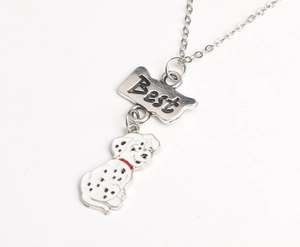 Détail du pendentif émaillé chien dalmatien et de la plaque argentée gravée Best
