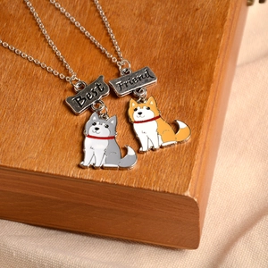 Détail des colliers Best Friend avec pendentifs os et chiens husky et shiba inu en émail