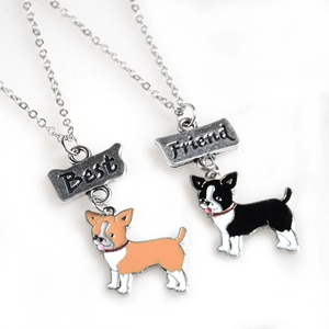 Détail de colliers Best Friend avec pendentifs en forme d'os et petits chiens en émail