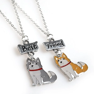 Détail des colliers Best Friend avec pendentifs de chien husky et shiba inu mignons
