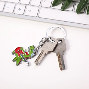 Porte-clés dinosaure en métal jouant de la guitare avec anneau argenté sur fond blanc