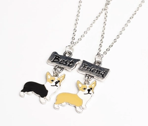 Détail de deux colliers d'amitié Corgi avec plaques gravées Best Friend en métal