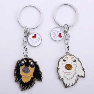 Detailaufnahme der Cartoon-Dackel und Golden Retriever Metall-Schlüsselanhänger