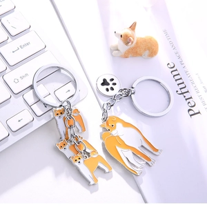 Détail du porte-clés Shiba Inu en alliage de zinc avec pendentif empreinte de patte