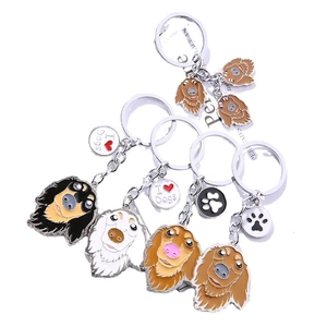 Set mit 5 Cartoon-Hunde-Emaille-Schlüsselanhängern mit Herz-Anhängern auf Weiß