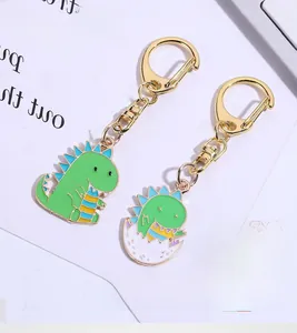 Vue détaillée de porte-clés dinosaures mignons en émail vert et alliage doré