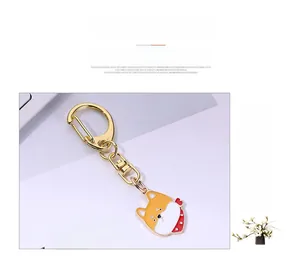 Gros plan du porte-clés Shiba Inu doré avec détails colorés en émail artisanaux