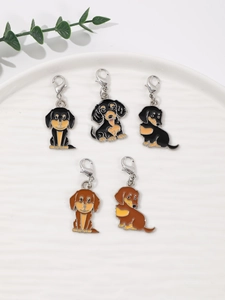 Lot de 5 pendentifs teckel en émail avec fermoirs mousquetons argentés pour colliers