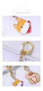 Détail du porte-clés Shiba Inu en émail coloré avec attaches métalliques dorées brillantes