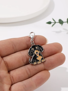 Pendentif teckel en alliage émaillé avec fermoir mousqueton en métal vue rapprochée