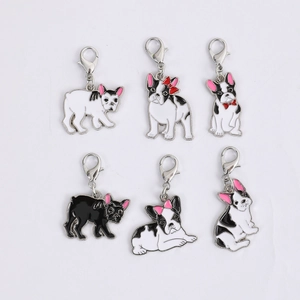 Lot de six breloques bouledogue français en émail noir blanc et rose avec fermoirs