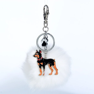 Porte-clés Doberman avec breloque émaillée, pendentif patte et pompon blanc en peluche