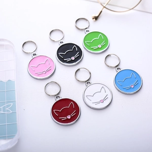 Set mit sechs bunten Haustiermarken aus Legierung mit minimalistischem Katzengesicht-Design