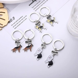 Set portachiavi cane in smalto con ciondoli Best Friends su sfondo decorativo
