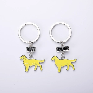 Dettaglio portachiavi Best Friends in argento con ciondoli a forma di cane giallo