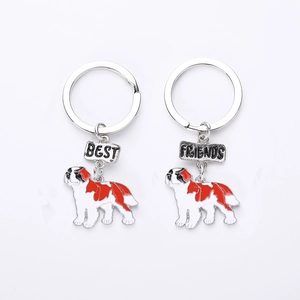 Dettaglio del portachiavi con cane San Bernardo e ciondoli con incisione Best Friends