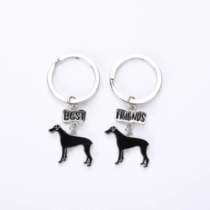 Dettaglio di portachiavi Best Friends in argento con sagome di Dobermann in smalto nero