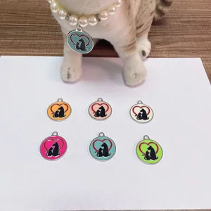 Detailansicht der herzförmigen Katzen-ID-Marken mit bunten Emaille- und Perlenanhängern