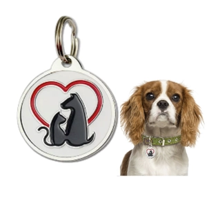 Minimalistische Haustiermarke in Silber mit rotem Herz und Silhouette für Hundehalsbänder