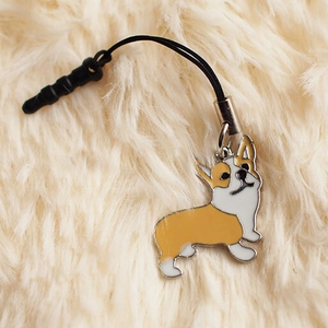 Süßer Corgi Anhänger mit schwarzem Handy-Staubstecker auf weichem Plüschhintergrund