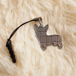 Makroaufnahme vom Corgi-Anhänger aus Metall mit Gitterstruktur und 3.5mm Staubstecker