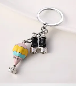 Detail von Heißluftballon Schlüsselanhänger mit Fernglas und funkelnden Strasssteinen
