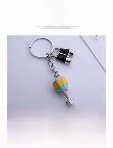 Details des farbenfrohen Emaille-Heißluftballons und Fernglas-Schlüsselanhängers
