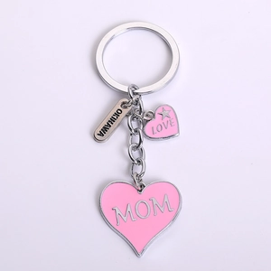Detailansicht eines rosa Herz-Schlüsselanhängers mit Mom und Love Anhängern in Silber